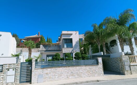 RS 1029  Luxury villa in Finestrat with spectacular views of the sea and mountains .