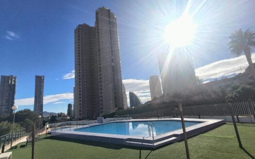 Apartamento en venta en Benidorm – Zona tranquila con vistas al mar y la montaña